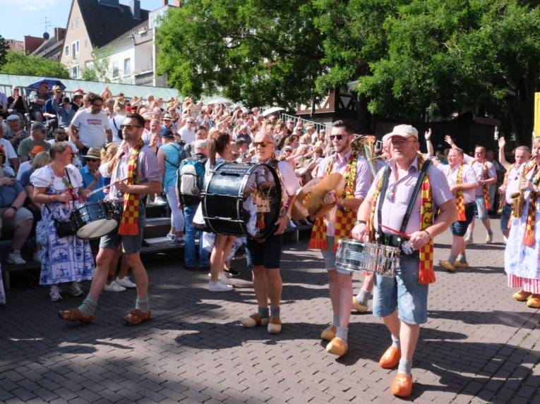 Menschen bei einem Festumzug.